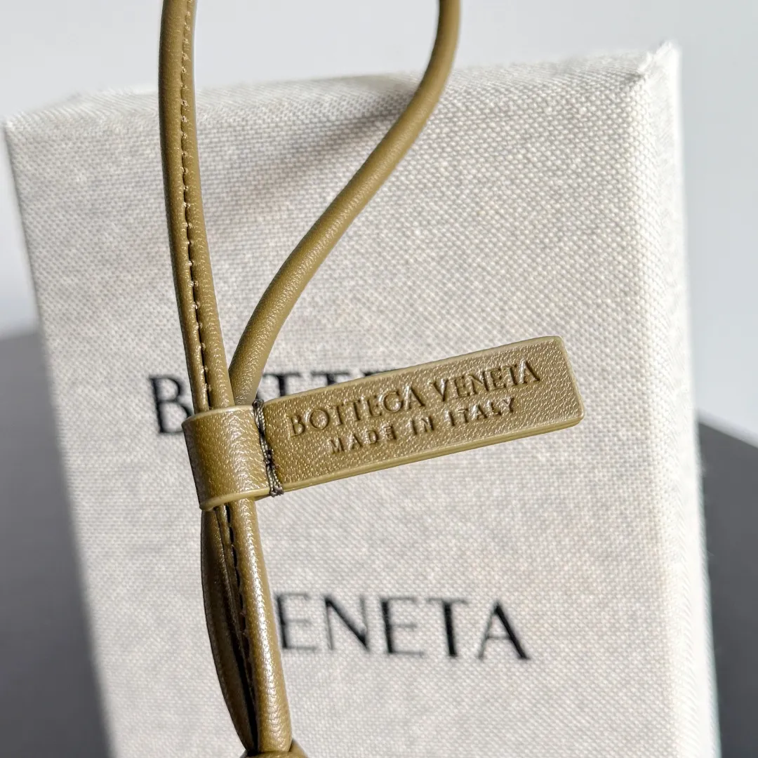 Batch 420 Let’s see what new cute little thing BV has released~ It’s this letter pendant, which is different from the puppy pendant. The weaving of this letter is more three-dimensional, and the material is very solid, and it is not easy to deform even if it is folded. Style number: D